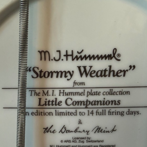 M.J. HUMMEL Collector Plate Little Companions “Stormy Weather" - Picture 6 of 7